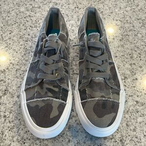 Blowfish Malibu Slip On Sneakers Size 8 Women's Shoes,Camo w Laces. NWOT